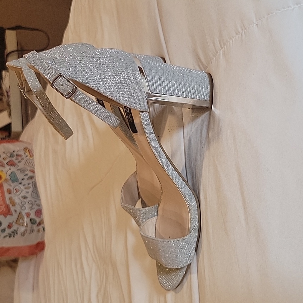Silver heels - Picture 4 of 4